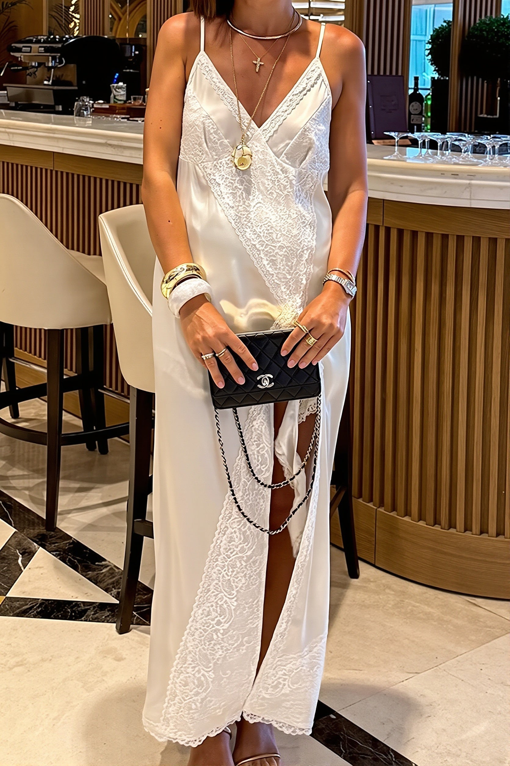 Vestido midi asimétrico Elena de satén de seda con encaje