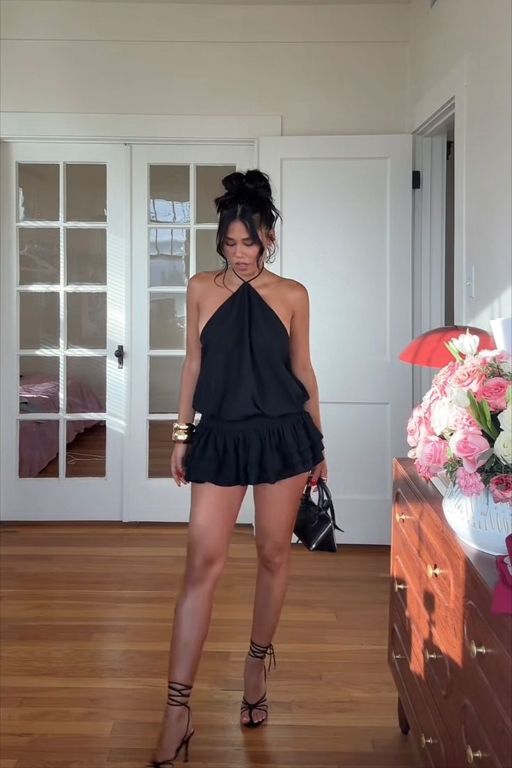 Rochie mini Floriana cu spate decupat și guler halter