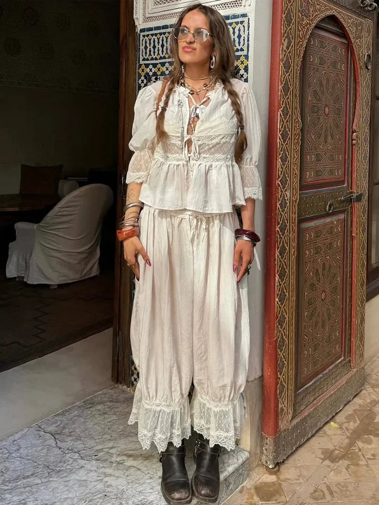 Costum Sophia cu dantelă și croială lanternă