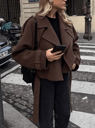 Sarah Mantel mit hohem Kragen