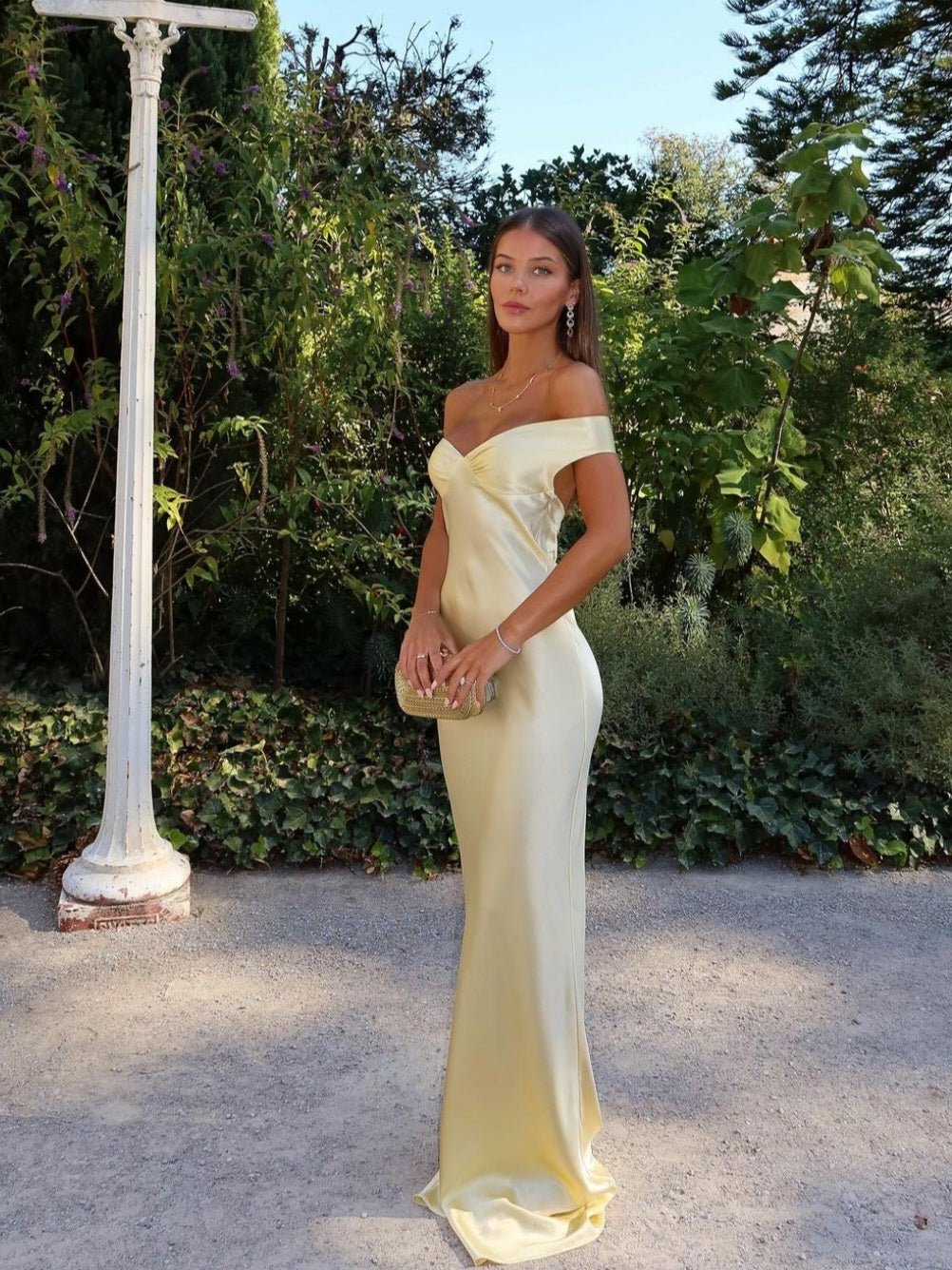Serene Rückenfreies Satin-Maxikleid