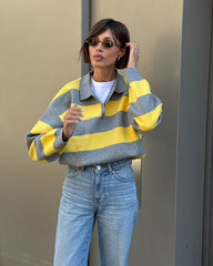 Una Gestreifter Strickpullover mit V-Ausschnitt