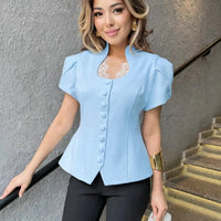 Blouse Bianca à col montant, bouton et nœud